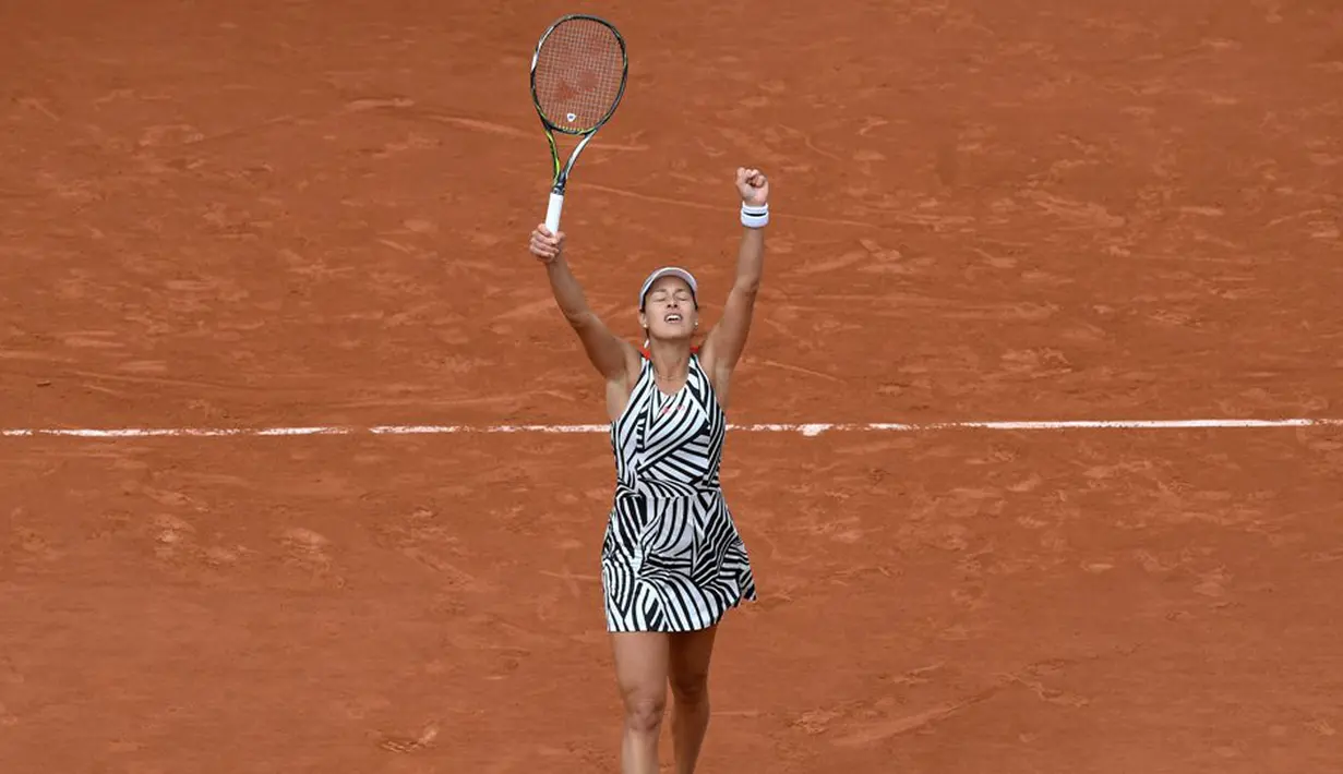 Ekspresi petenis putri Serbia, Ana Ivanovic, setelah mengalahkan petenis Prancis, Oceane Dodin, di babak pertama Prancis Terbuka 2016 di Roland Garros, Prancis, (24/5/2016). (AFP/Miguel Medina)