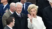 Jabat Tangan Perdana Presiden Donald Trump dan Hillary Clinton