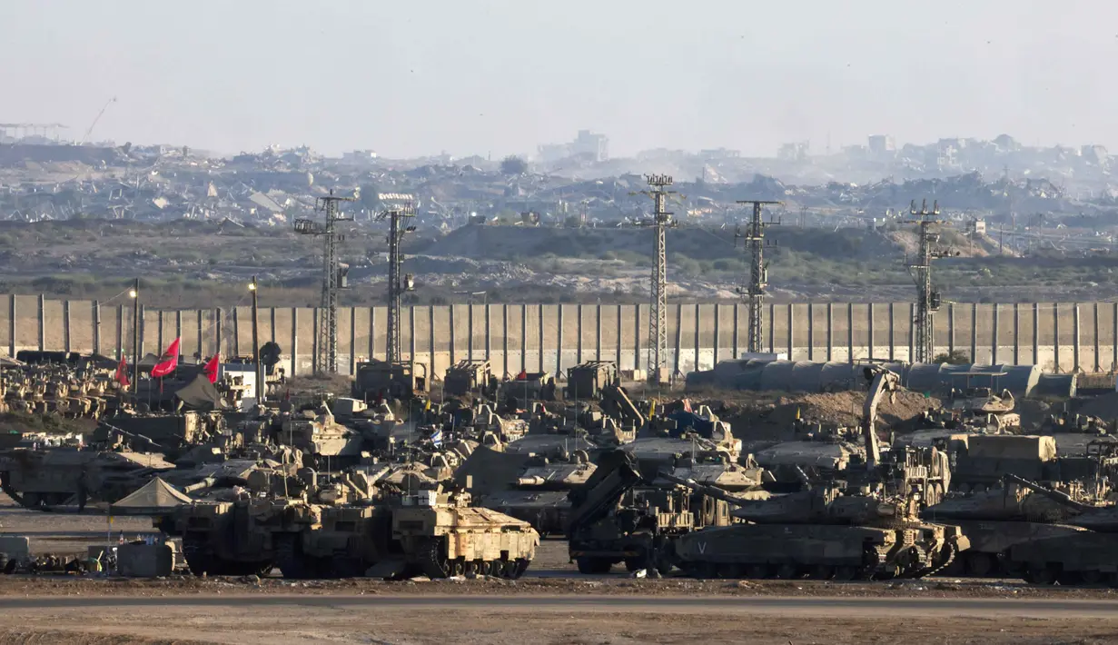 Militer Israel melancarkan serangan darat dengan sejumlah tank yang telah memasuki Kota Gaza. (Menahem KAHANA/AFP)