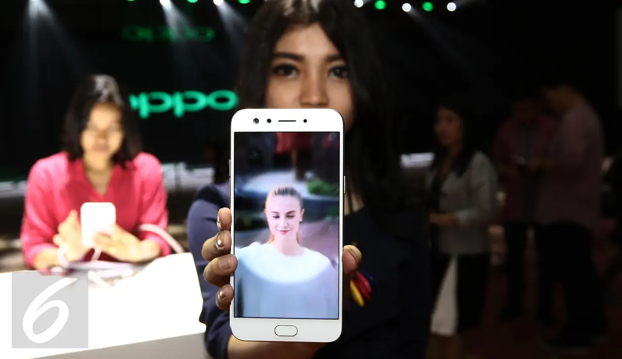 Model menunjukkan hasil foto yang diambil menggunakan telepon pintar Oppo F3 saat peluncuran di Jakarta, Kamis (04/05). Adapun fitur yang dibenamkan adalah geo-tagging, touch focus, face detection, HDR, dan panorama. (Liputan6.com/Herman Zakharia)