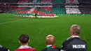 Mereka memadati stadion untuk menyaksikan pertandingan persahabatan antara Tim Nasional Basque Country dan Tim Nasional Palestina. Tampak dalam foto, pemain Palestina dan pemain Spanyol dari wilayah Basque berbaris sebelum pertandingan persahabatan yang diadakan untuk memprotes aksi militer Israel di Gaza, di Bilbao, Spanyol, Sabtu, 15 November 2025. (AP Photo/Miguel Oses)
