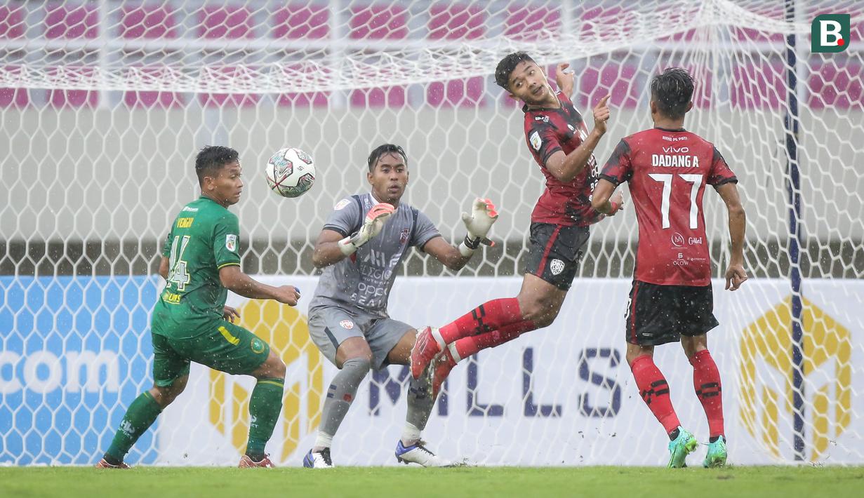 Pemain PSG Pati, M Fayrushi (kedua dari kanan) berusaha menghalau bola saat menghadapi Hizbul Wathan FC dalam laga matchday ke-10 Grup C Liga 2 2021/2022 di Stadion Manahan, Solo, Selasa (30/11/2021). (Bola.com/Bagaskara Lazuardi)