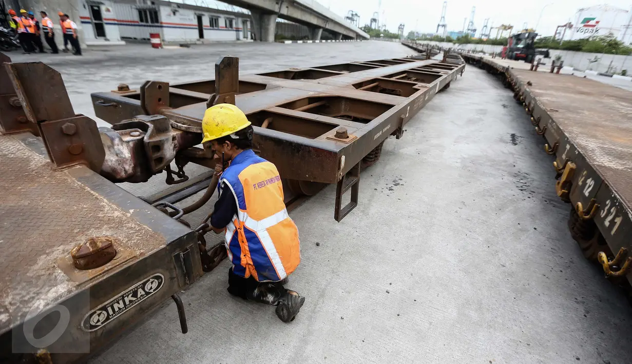 Dimulainya kembali angkutan petikemas menggunakan kereta api untuk trayek Gedebage-Tanjung Priok atau sebaliknya, akan memudahkan pelaku usaha dalam layanan pengiriman barang yang cepat dan aman, Jakarta, Jumat (13/1). (Liputan6.com/Faizal Fanani)