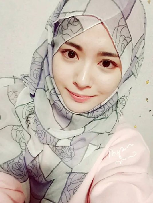 Bahkan dirinya mengaku, resmi menjadi mualaf sejak duduk dibangu SMA. Apalagi di negaranya, agama Islam adalah agama minoritas. Meski begitu, dalam kesehariannya tidak selalu mengenakan hijab. (dok.Instagram)