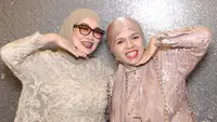 6 Potret Gamis Brokat Reza Artamevia dan Geni Faruk di Tedak Siten Anak Aaliyah Massaid