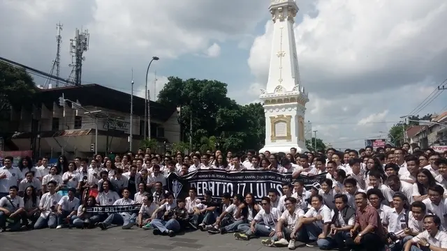 Rayakan Kelulusan, Ratusan Pelajar Kepung Tugu Jogja.