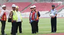 Wapres Jusuf Kalla (ketiga kanan) saat meninjau progres renovasi Stadion Utama GBK, Jakarta, Selasa (3/10). Wapres Jusuf Kalla juga meninjau progres renovasi venue yang ada di Kawasan Gelora Bung Karno. (Liputan6.com/Helmi Fithriansyah)