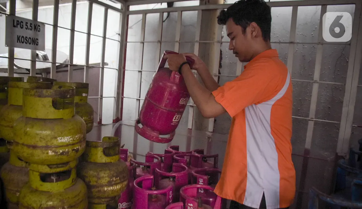 Petugas merapikan bright gas 5,5 kg dan 12 kg di SPBU Cikini, Jakarta, Rabu (8/4/2020). PT Pertamina (Persero) melalui MOR III mencatat peningkatan konsumsi LPG nonsubsidi rumah tangga sebesar 25 persen di wilayah DKI Jakarta, Jawa Barat, dan Banten dalam sepekan terakhir.(Liputan6.com/Angga Yuniar)