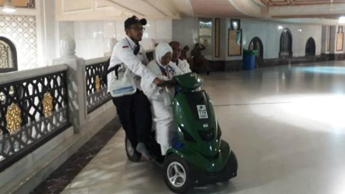 Sakit, jemaah calon haji ini melakukan sa'i dengan menggunakan skuter matik. (MCH Indonesia)