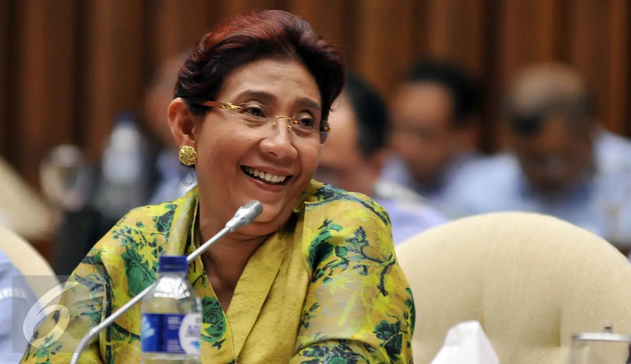 Menteri Kelautan dan Perikanan Susi Pudjiastuti saat Raker dengan Komisi IV DPR, Jakarta, Rabu (13/4/2016). Raker membahas Evaluasi Kinerja dan Serapan Anggaran Triwulan I Tahun 2016 Kementerian Kelautan dan Perikanan. (Liputan6.com/Johan Tallo)