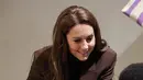 Kate Middleton tampil formal padukan turtleneck dengan blazer cashmere cokelat gelap dan celana stripe [@princesandprincessofwales]