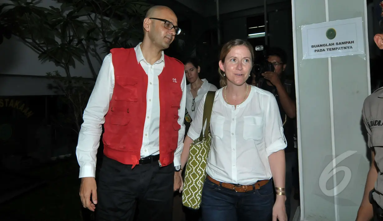 Neil Bantleman ditemani sang istri saat akan mengikuti  sidang vonis di Pengadilan Negeri Jakarta Selatan, Kamis (2/4/2015).(Liputan6.com/Johan Tallo)
