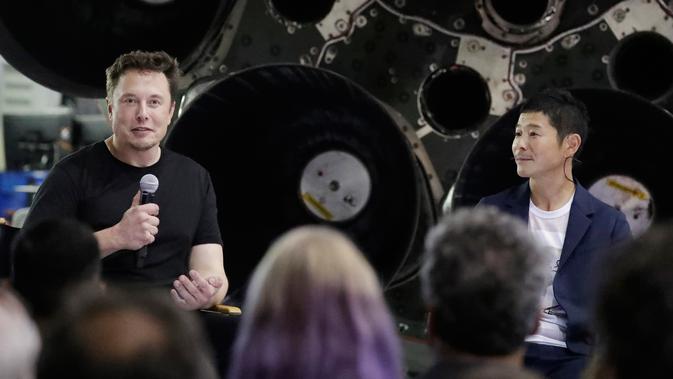 CEO SpaceX Elon Musk dan miliarder Jepang, Yusaku Maezawa pada konferensi pers di Hawthorne, California, (17/9). Musk memilih Maezawa sebagai penumpang perdana pesawat angkasa Big Falcon Rocket (BFR) dan mengelilingi bulan pada 2023. (AP/Chris Carlson)