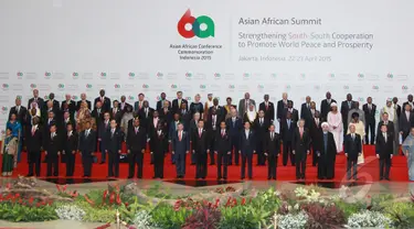 Para pemimpin Asia dan Afrika berpose untuk foto bersama saat KTT Asia Afrika di JCC, Jakarta , (22/4/2015). Jokowi mengajak negara Asia-Afrika mewujudkan cita-cita diadakannya Konferensi Asia-Afrika sejak 60 tahun silam. (Liputan6.com/Herman Zakharia)