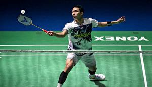 Di final India Open 2026, peraih emas Asian Games 2018 itu kalah dua set langsung dengan skor 10-21 dan 18-21. Tampak dalam foto, tunggal putra Indonesia, Jonatan Christie memukul bola balasan saat pertandingan final tunggal putra melawan Lin Chun-yi (Taiwan) di turnamen bulu tangkis India Open 2026 di Indira Gandhi Indoor Stadium, New Delhi, Minggu (18/1/2026) sore WIB. (Sajjad HUSSAIN/AFP)