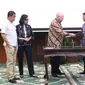 CEO PT Freeport Richard Adkerson (ketiga kiri) dan Direktur Utama Inalum Budi Gunadi Sadikin (ketiga kanan) usai Head of Agreement (HoA) pengambilalihan 51% saham PT Freeport Indonesia di Jakarta, Kamis (12/7). (Liputan6.com/Angga Yuniar)