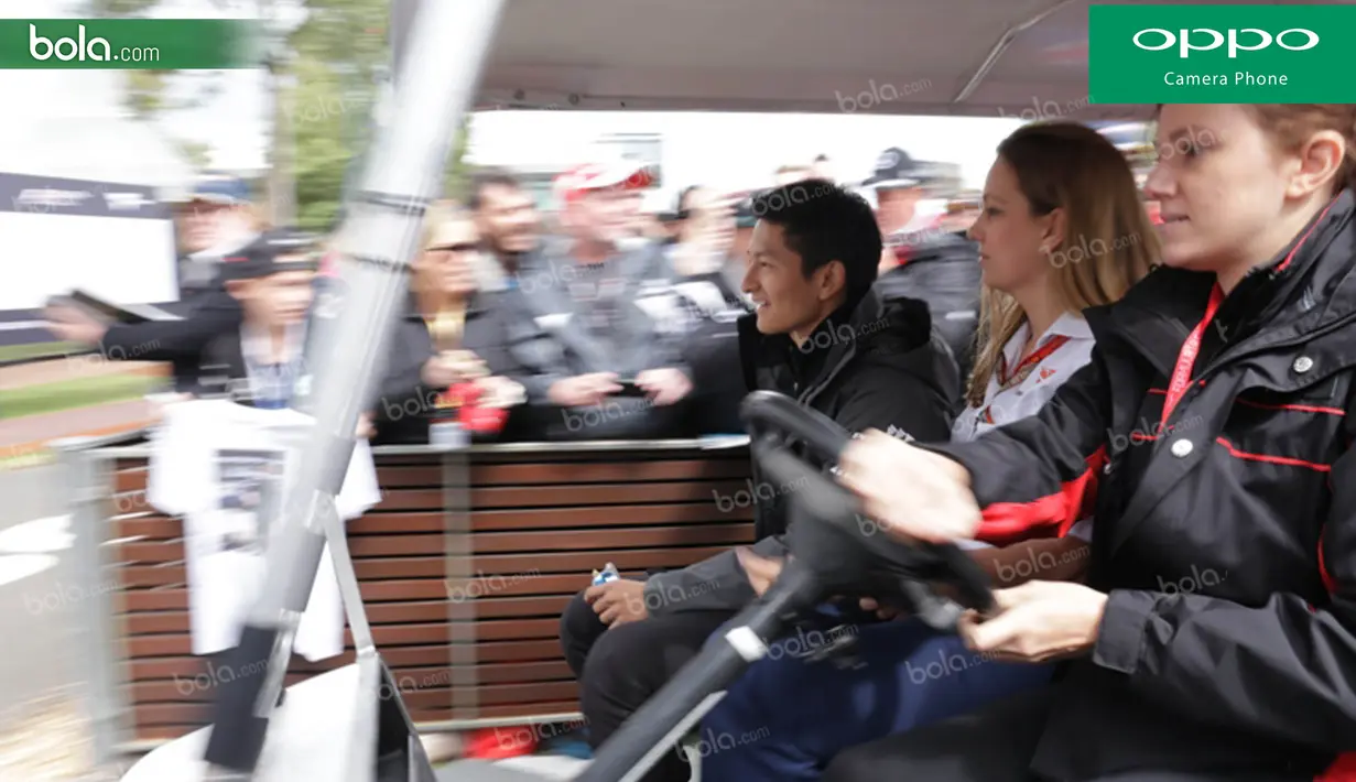 Pebalap Manor Racing asal Indonesia, Rio Haryanto menyapa fans saat berada di fan zone jelang GP Australia di Sirkuit Albert Park, Melbourne, Sabtu (19/3/2016). (Bola.com/Yus Mei Sawitri)