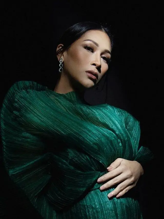6 Gaya Maternity Shoot Tata Janeeta, Memukau dan Elegan