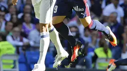 Pepe (kiri) saat berduel dengan pemain Eibar, Sergi Enrich  dpada lanjutan La Liga Spanyol 2016-2017 di Stadion Santiago Bernabeu, Madrid, Minggu (2/10/2016). (EPA/Sergio Barreneche)