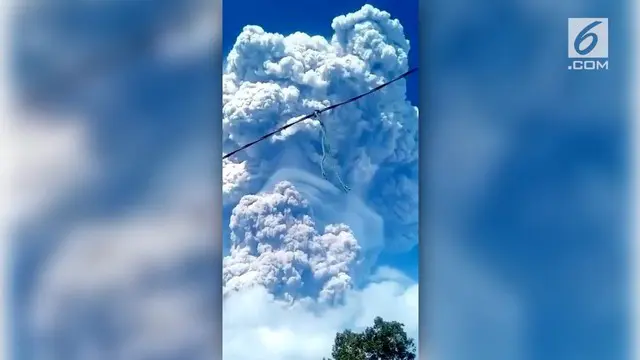Gunung Sinabung kembali meletus. Warganet mengunggah beberapa rekaman amatir detik-detikletusan terjadi.