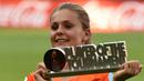 Gelandang Belanda Lieke Martens tersenyum saat menunjukkan trofi pemain terbaik usai final UEFA Women's Euro 2017 antara Belanda dan Denmark di Stadion Fc Twente di Enschede (7/8). Belanda menang dengan skor 4-2 atas Denmark. (AFP Photo/John Thys)