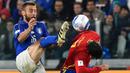 Pemain Italia, Daniele De Rossi (kiri), berebut bola dengan pemain Spanyol, Alvaro Morata, dalam laga Grup G kualifikasi Piala Dunia 2018 di Juventus Stadium, Jumat (7/10/2016) dini hari WIB. (AFP/Giuseppe Cacace)