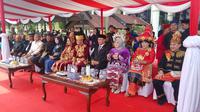Rayakan HUT ke-393, seluruh ASN Pemerintahan Kabupaten Tangerang, menggelar upacara di Lapangan Mualana Yudha Negara dengan menggunakan pakaian khas daerah Indonesia, Senin (13/10/2025l) (Liputan6.com/Pramita Tristiawati)