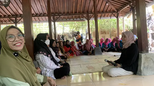Istri calon presiden (capres) capres nomor urut 3 Ganjar Pranowo, Siti Atikoh kembali melanjutkan safari politiknya. Kali ini Siti Atikoh ke Yogyakarta.