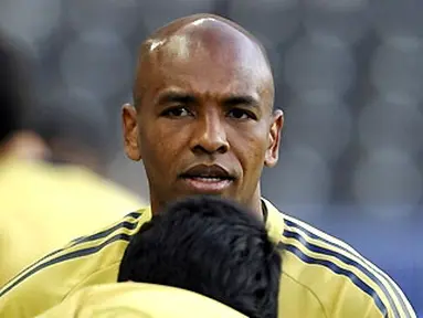 Spanish midfielder Marcos Senna attends a training session at Ernst-Happel stadium in Vienna. Germany will play against Spain the Euro 2008 championships final football match on June 29, 2008 at Ernst Happel stadium in Vienna. AFP PHOTO / FRANCK FIFE