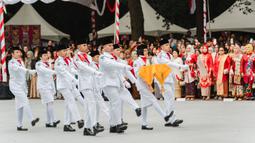 Sejumlah pasukan pengibaran bendera merah putih bertugas saat perayaan hari ulang tahun kemerdekaan Indonesia ke-80 di KBRI Den Haag, Belanda, Minggu (17/08/2025). (Dok. KBRI)