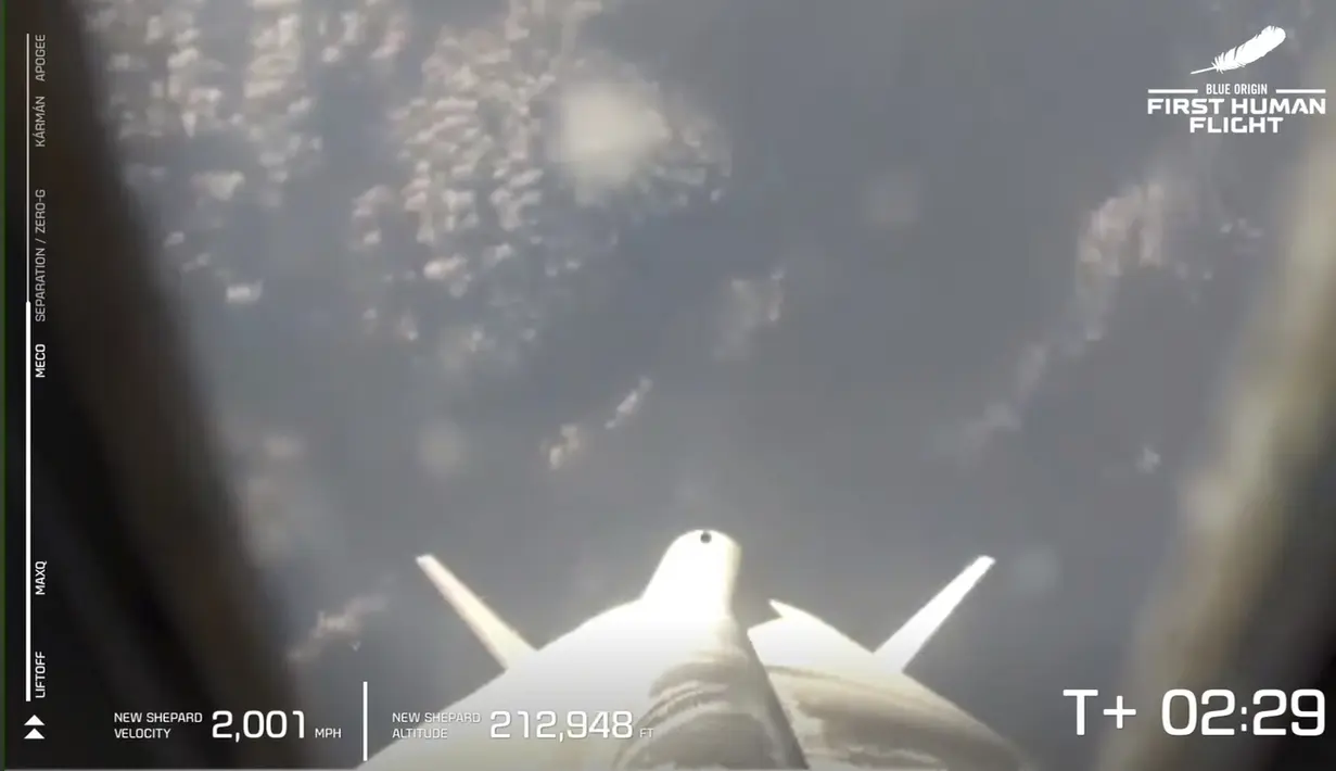Roket New Shepard Blue Origin lepas landas dari landasan peluncuran pelabuhan antariksa dekat Van Horn, Texas, Amerika Serikat, Selasa (20/7/2021). Perjalanan ke luar angkasa ini ditempuh dalam waktu hampir 11 menit, mulai dari wahana New Shepard meluncur hingga mendarat. (Blue Origin via AP)