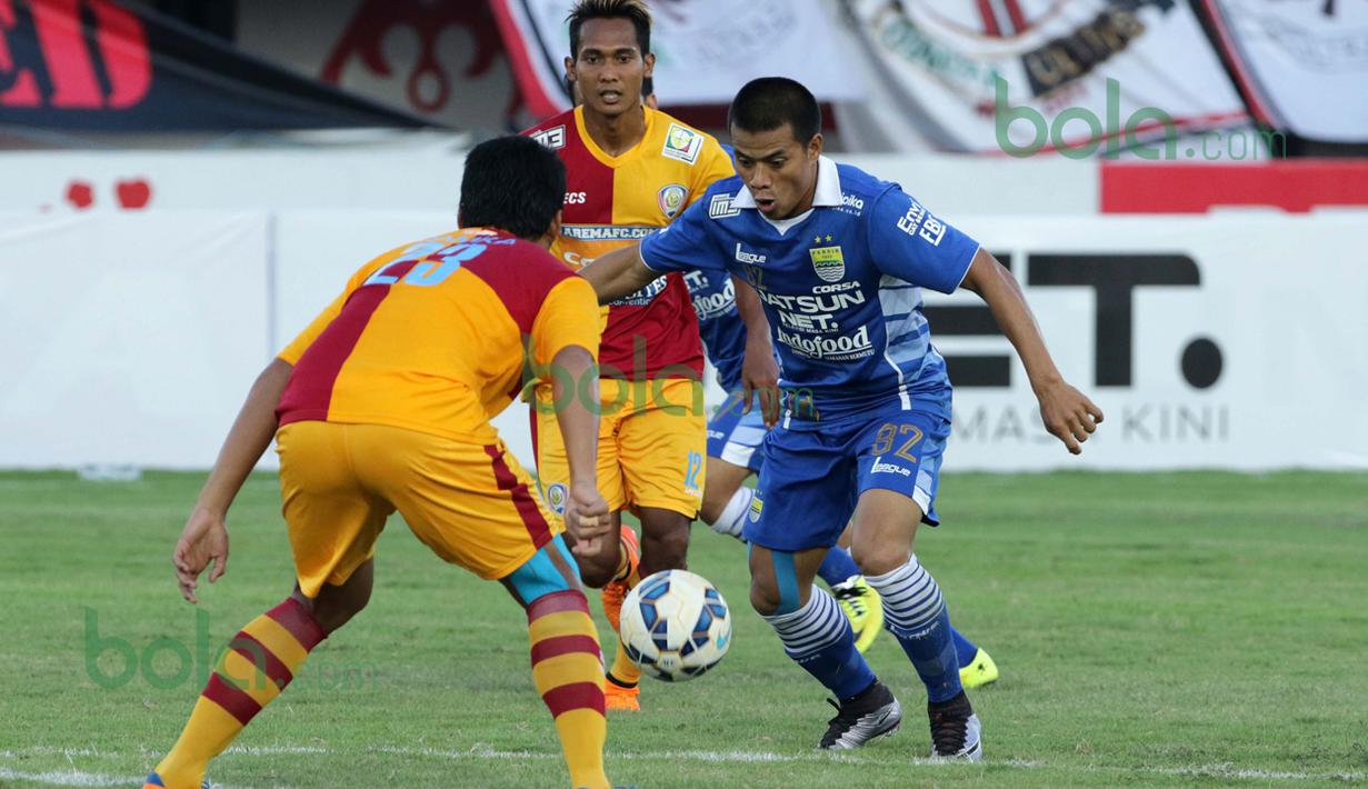 Pemain Persib Bandung, Tantan (kanan), berusaha melewati hadangan pemain Arema Cronus dalam laga Bali Island Cup 2016 di Stadion I Wayan Dipta, Gianyar, Bali, Selasa (23/2/2016). (Bola.com/Peksi Cahyo)