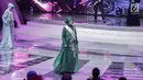 Senyum finalis asal Turki yang lolos dalam malam puncak Puteri Muslimah Asia 2018 di Jakarta, Senin (7/5). (Liputan6.com/Faizal Fanani)