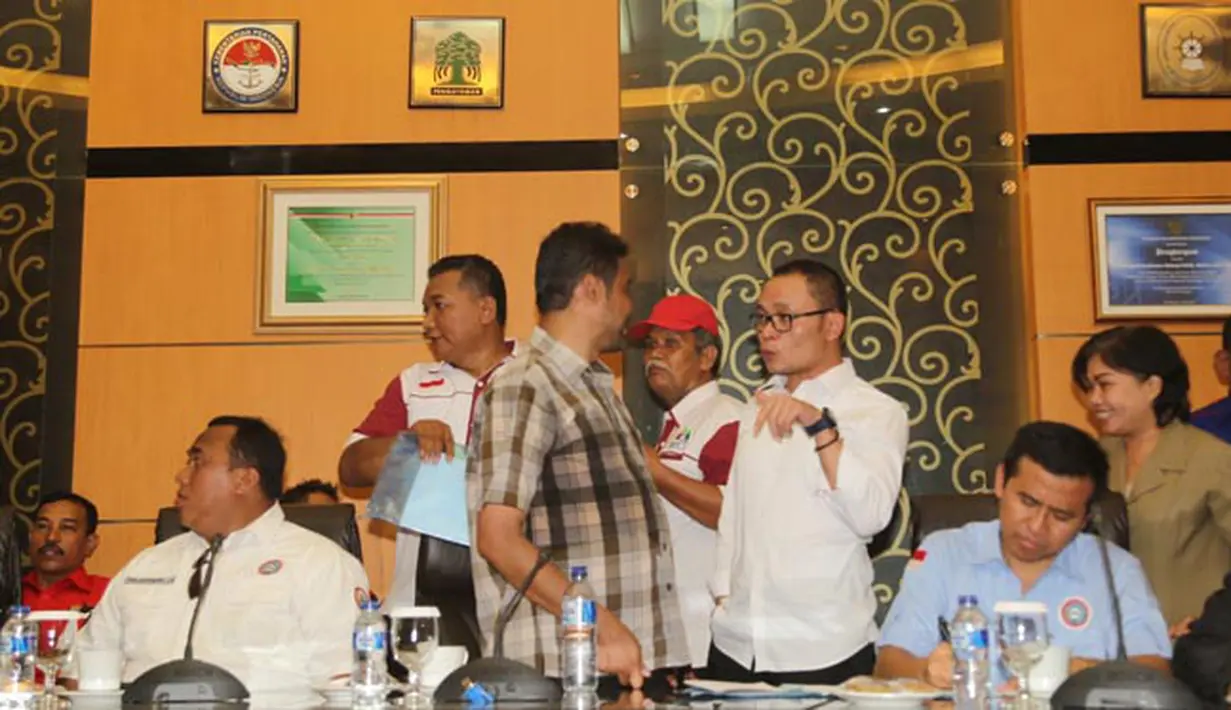 Menteri Tenaga Kerja M Hanif Dhakiri mengatakan pemerintah masih terus melakukan kajian untuk menemukan formula yang terbaik bagi kenaikan upah buruh