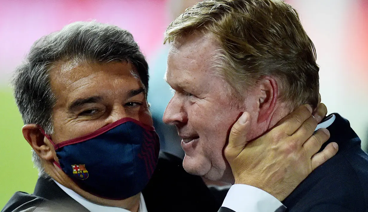 Presiden Barcelona, Joan Laporta, melakukan selebrasi bersama Ronald Koeman usai menjuarai Copa del Rey di Stadion Olimpico de Sevilla, Minggu (18/4/2021). Barcelona menang 4-0 atas Athletic Bilbao. (AFP/Cristina Quicler)