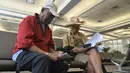 Penumpang mengisi dokumen sebelum boarding dengan kapal pesiar milik Carnival, Adonia menuju Kuba dari Miami, Florida, Minggu (1/5). Perjalanan kapal Adonia ini merupakan yang pertama kali dilakukan setelah 50 tahun terakhir (Gaston De CARDENAS/AFP)