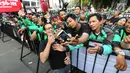 CEO GO-JEK Nadiem Makarim berswafoto bersama mitra GO-JEK saat menghadiri Pasar Malam di GO- FOOD Festival di GBK, Jakarta (11/5). Acara ini digelar sebagai bentuk apresiasi kepada mitra GO-JEK yang berprestasi. (Liputan6.com/Fery Pradolo)