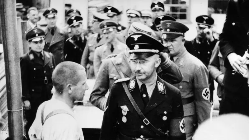 Heinrich Himmler saat mengunjungi kamp konsentrasi Dachau pada 1936