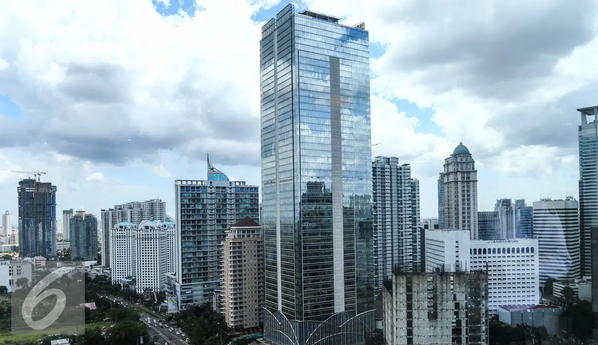 Deretan gedung bertingkat terlihat mulai memadati ibukota Jakarta, Sabtu, (1/10). Jakarta menjadi kota yang paling banyak memiliki gedung setinggi 200 meter atau lebih. (Liputan6.com/Fery Pradolo)