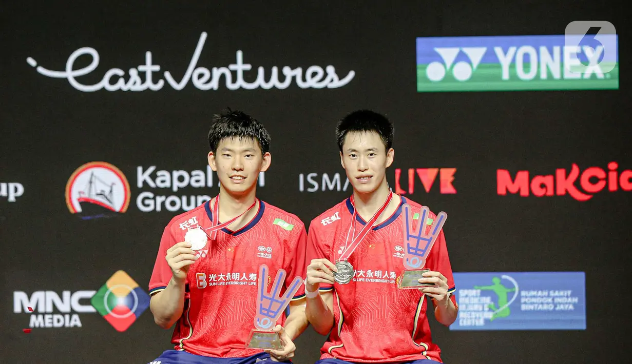 Pebulu tangkis ganda putra China Liu Yu Chen/Ou Xuan Yi menunjukkan medali usai mengalahkan pebulu tangkis ganda putra Korea Selatan Choi Sol Gyu/Kim Won Ho pada pertandingan final East Ventures Indonesia Open 2022 di Istora Senayan, Jakarta, Minggu (19/6/2022). China Liu Yu Chen/Ou Xuan Yi juara East Ventures Indonesia Open 2022 usai mengalahkan Choi Sol Gyu/Kim Won Ho dengan skor 21-17 dan 23-21. (Liputan6.com/Faizal Fanani)