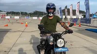 Jurnalis Bola.com, Gregah Nurikhsani, menjajal test drive yang ditawarkan oleh Yamaha pada bLu cRU Yamaha Sunday Race 2023 Mandalika di Sirkuit Mandalika, Lombok, Nusa Tenggara Barat, Sabtu (16/12/2023)