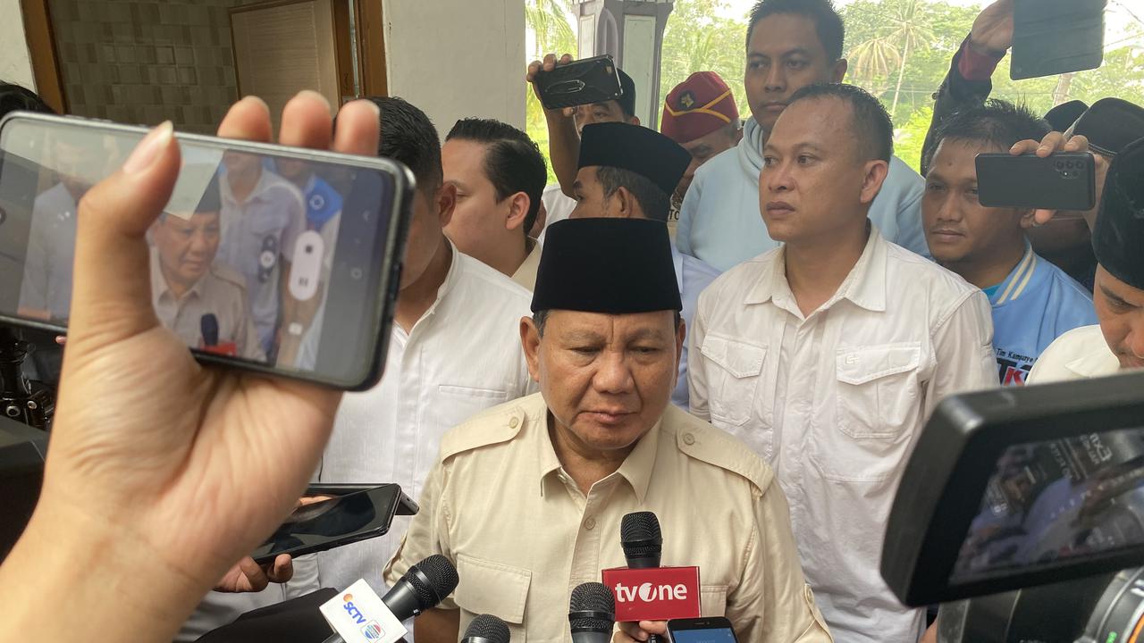 Calon Presiden (Capres) nomor urut 2, Prabowo Subianto saat melawat ke kediaman KH Abuya Muhtadi Dimyathi, Minggu (3/12/2023).