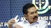 Jaksa Agung, S Burhanuddin saat rilis pemulangan terpidana kasus pembalakan liar dan perusakan alam, Adelin Lis di Gedung Penerangan Kejaksaan Agung, Jakarta, Sabtu (19/6/2021). Adelin Lis ditangkap di Singapura dan dipulangkan ke Indonesia setelah buron 13 tahun. (Liputan6.com/Helmi Fithriansyah)