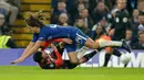 Pemain Chelsea, Ethan Ampadu dan pemain Bournemouth, Adam Smith terjatuh saat berebut bola pada laga perempat final, di Stadion Stamford Bridge, Kamis (21/12). Morata menjadi penentu kemenangan Chelsea atas AFC Bournemouth 2-1. (AP/Alastair Grant)