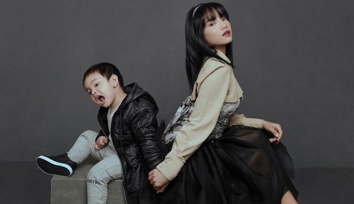 Beginilah hasil pemotretan terbaru Fuji bersama Gala Sky yang diabadikan oleh fotografer kondang Mario Ardi. Menjalani photoshoot di dalam studio, Fuji dan Gala menunjukkan kekompakan mereka yang menggemaskan di depan kamera. (Liputan6.com/IG/@fuji_an)