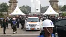 Suasana saat kedatangan mobil jenazah pembawa Presiden ke-3 RI BJ Habibie di TMP Kalibata, Jakarta, Kamis (12/9/2019). Ribuan warga berdesakan untuk melihat prosesi pemakaman Habibie. (Liputan6.com/Helmi Fithriansyah)