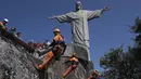 Para pembersih sampah menuruni Gunung Corcovado untuk membuang sampah yang dibuang di lereng Patung Kristus Penebus di Rio de Janeiro, Brasil pada Kamis, 22 Agustus 2024. (AP Photo/Bruna Prado)