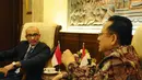 Delegasi kedutaan besar Singapura untuk Indonesia (kiri) menemui Ketua DPD RI Irman Gusman, Jakarta, Jumat (5/12/2014). (Liputan6.com/Andrian M Tunay)