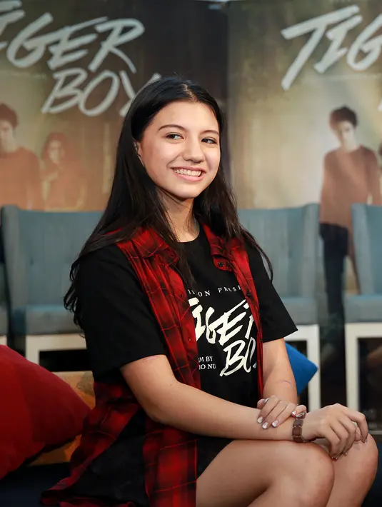 Gadis berdarah campuran Malang, Inggris, Irlandia dan Perancis ini biasanya akan lebih dulu mengintip cover belakang di mana terdapat ringkasan dari keseluruhan isi buku tersebut jika ingin membeli buku. (Deki Prayoga/Bintang.com)