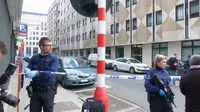 Petugas memasang garis polisi di luar stasiun metro Maalbeek, di Brussels, Belgia, setelah terjadi ledakan, Selasa (22/3).  Ledakan itu terjadi kurang dari satu jam setelah pengeboman di bandara yang menewaskan belasan orang. (REUTERS/Reuters TV)